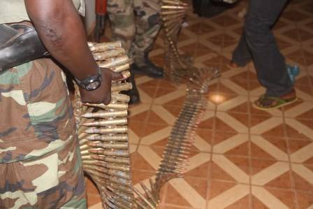 Les soldats de la MISCA saisissent des stocks d'armes au domicile d'un général de l'ex-Séléka. Bangui. © Diaspora Media Les soldats de la MISCA saisissent des stocks d'armes au domicile d'un général de l'ex-Séléka. Bangui. © Diaspora Media