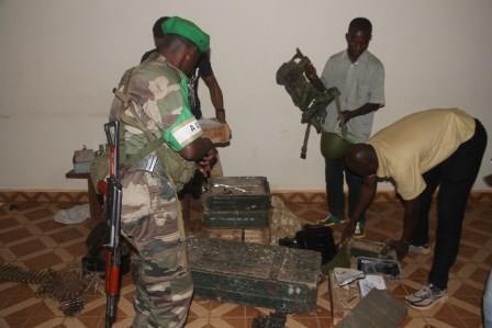 Les soldats de la MISCA saisissent des stocks d'armes au domicile d'un général de l'ex-Séléka. Bangui. © Diaspora Media Les soldats de la MISCA saisissent des stocks d'armes au domicile d'un général de l'ex-Séléka. Bangui. © Diaspora Media