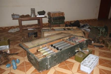 Les soldats de la MISCA saisissent des stocks d'armes au domicile d'un général de l'ex-Séléka. Bangui. © Diaspora Media Les soldats de la MISCA saisissent des stocks d'armes au domicile d'un général de l'ex-Séléka. Bangui. © Diaspora Media
