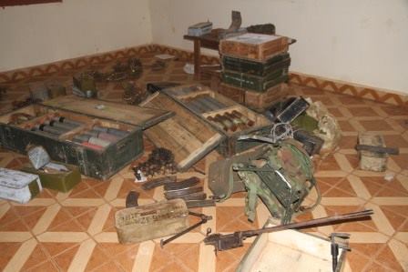 Les soldats de la MISCA saisissent des stocks d'armes au domicile d'un général de l'ex-Séléka. Bangui. © Diaspora Media Les soldats de la MISCA saisissent des stocks d'armes au domicile d'un général de l'ex-Séléka. Bangui. © Diaspora Media