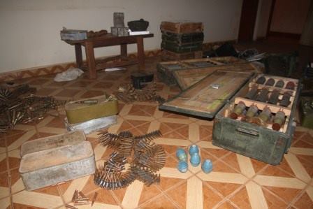 Les soldats de la MISCA saisissent des stocks d'armes au domicile d'un général de l'ex-Séléka. Bangui. © Diaspora Media Les soldats de la MISCA saisissent des stocks d'armes au domicile d'un général de l'ex-Séléka. Bangui. © Diaspora Media