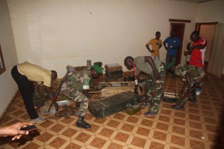 Les soldats de la MISCA saisissent des stocks d'armes au domicile d'un général de l'ex-Séléka. Bangui. © Diaspora Media Les soldats de la MISCA saisissent des stocks d'armes au domicile d'un général de l'ex-Séléka. Bangui. © Diaspora Media