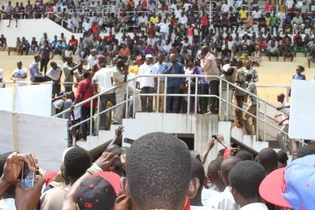 Le candidat Emile Gros Raymond Nakombo devant des centaines de jeunes de Bangui, ce matin © Diaspora Media