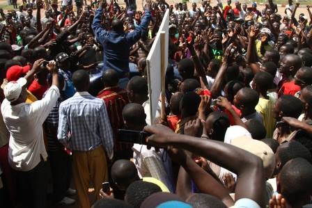 Le candidat Emile Gros Raymond Nakombo devant des centaines de jeunes de Bangui, ce matin © Diaspora Media Le candidat Emile Gros Raymond Nakombo devant des centaines de jeunes de Bangui, ce matin © Diaspora Media