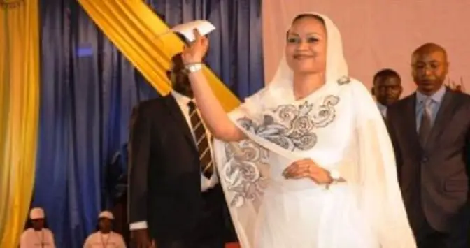 La Première Dame Hinda Déby remet une enveloppe en faveur des ressortissants tchadiens rapatriés de Centrafrique, lors de l'opération "Don du cœur" au ministère des Affaires Etrangères, N'Djamena. Crédit photo : Presidence Tchad