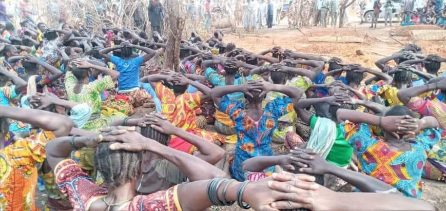 Des femmes expriment leur colère après le massacre de Sandana. © DR Des femmes expriment leur colère après le massacre de Sandana. © DR
