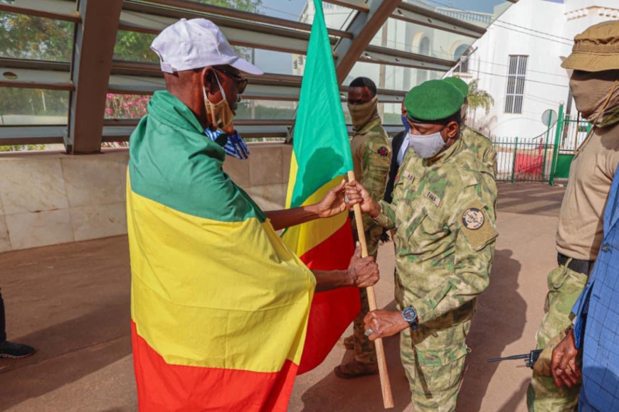 Mali : il marche 400 km pour offrir le drapeau au président de la transition Mali : il marche 400 km pour offrir le drapeau au président de la transition