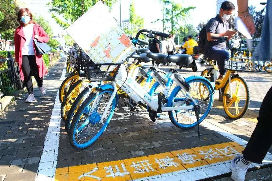 Photo taken on Sept. 27, 2021 shows shared bikes outside the Chongwenmen subway station in Dongcheng district, Beijing. (Photo by Guo Junfeng/People's Daily Online)