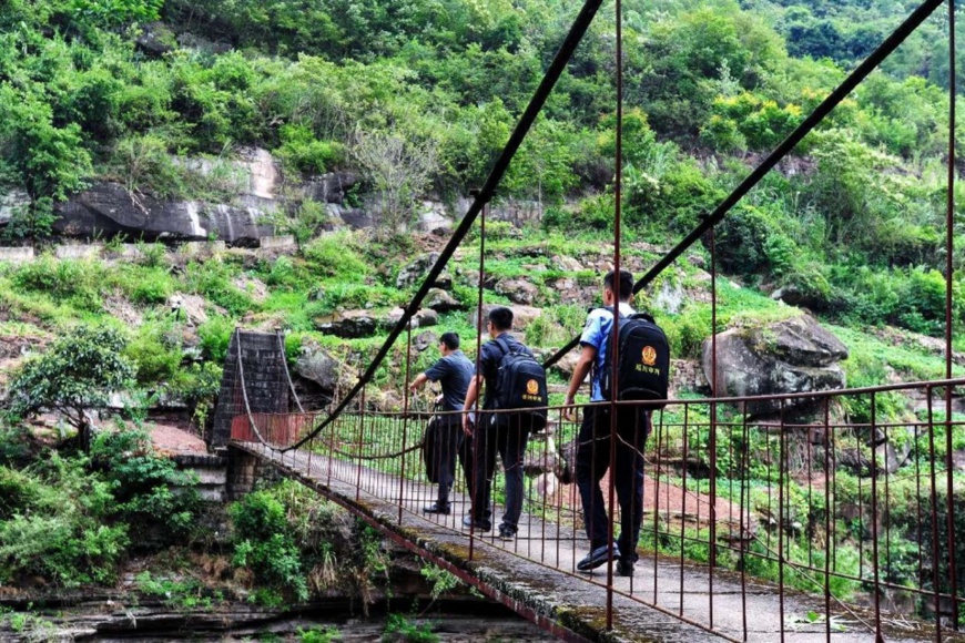 Judges of the people’s court of Yunyang county, southwest China’s Chongqing municipality, go to Baozheng village, Shuangtu township in the county, with their work equipment to hear a tort case. (Photo by Rao Guojun/People’s Daily Online)