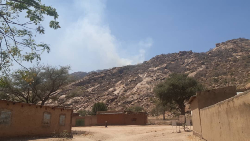 Tchad : la montagne Hadjar-Djokhane de Mongo a pris feu Tchad : la montagne Hadjar-Djokhane de Mongo a pris feu