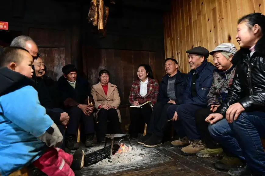 Ran Hui (fifth from right), a deputy to the National People’s Congress, China’s top legislative body, has a discussion with local residents of Tianshanbao village, Youyang Tujia and Miao autonomous county, southwest China’s Chongqing municipality, to hear their opinions and suggestions, Feb. 16, 2022. (Photo by Ran Chuan/People’s Daily Online)