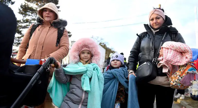 Des familles fuient l'Ukraine. © OIM/Alex Nicodim