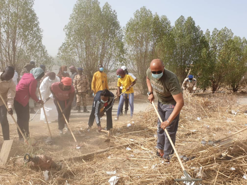 Tchad : le personnel du ministère des Affaires foncières en opération de salubrité Tchad : le personnel du ministère des Affaires foncières en opération de salubrité