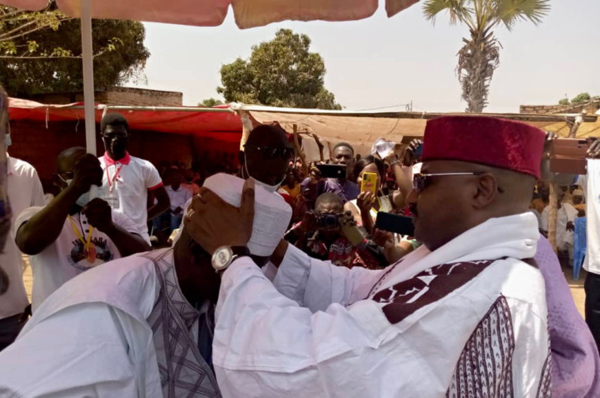 Tchad : le chef de la communauté Boua installé par le chef traditionnel de Sarh Tchad : le chef de la communauté Boua installé par le chef traditionnel de Sarh