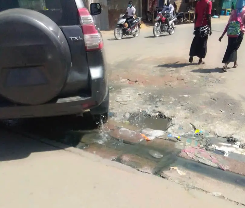 Tchad : le déversement des eaux de canal sur la chaussée détruit les voies bitumées