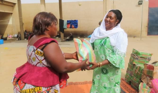 Tchad : les femmes du ministère des Infrastructures assistent les détenues de Klessoum Tchad : les femmes du ministère des Infrastructures assistent les détenues de Klessoum