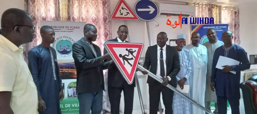 Tchad : Relaxe Auto-École remet des panneaux de signalisation à la mairie centrale de Ndjamena