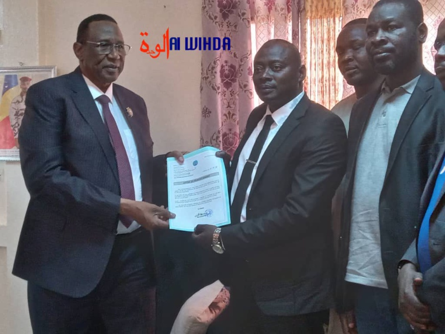 Tchad : Relaxe Auto-École remet des panneaux de signalisation à la mairie centrale de Ndjamena