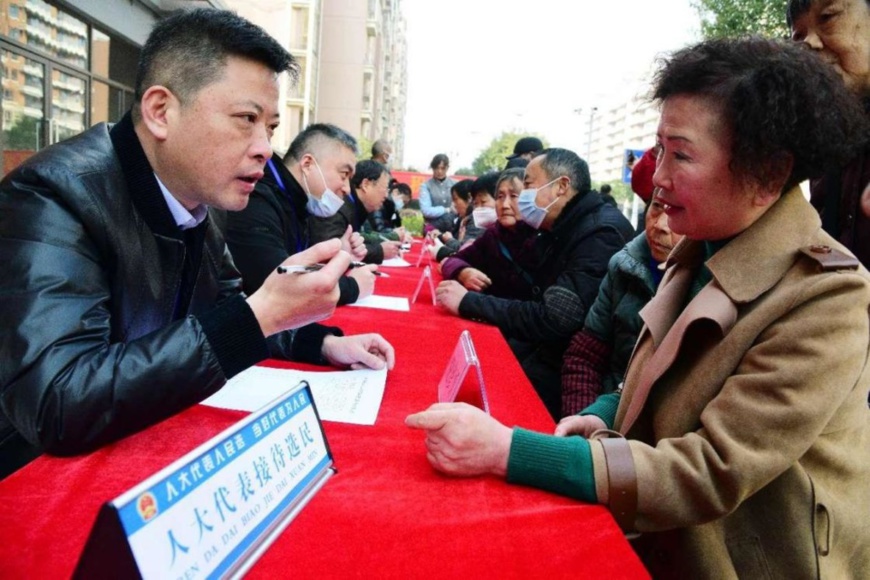 Deputies to people’s congress collect opinions and suggestions of citizens in Jinhu community, Zhenjiang city, east China’s Jiangsu province, Feb. 28, 2022. (Photo by Shi Yucheng/People’s Daily Online)