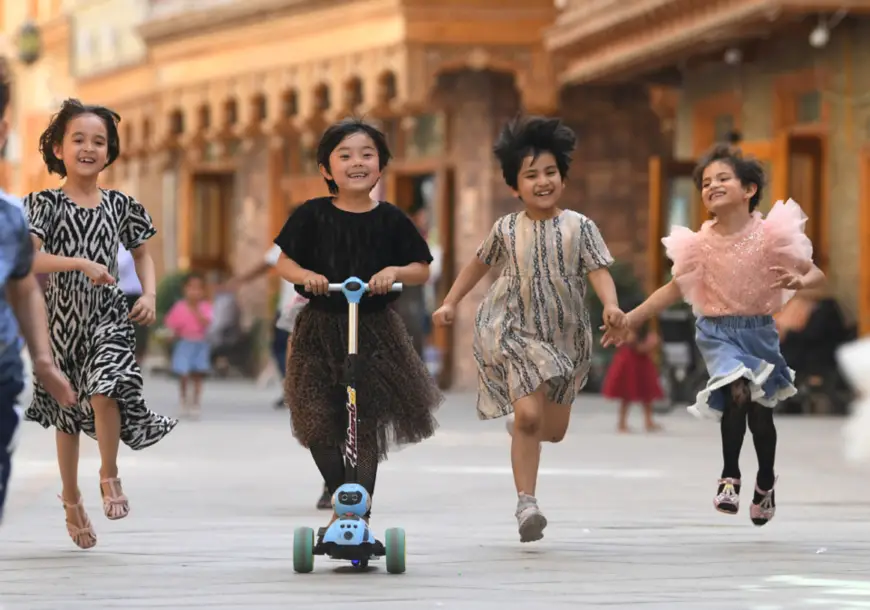 Children play in Dove Lane, in the old town of Tuancheng in Hotan, Xinjiang Uygur autonomous region. [Photo/Xinhua]