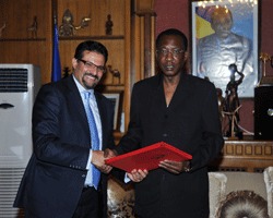 Le Président de la République Idriss Déby reçoit en audience le ministre tunisien des Affaires étrangères, M. Rafik Abdel-Salam Abdel-Salam. Le Président de la République Idriss Déby reçoit en audience le ministre tunisien des Affaires étrangères, M. Rafik Abdel-Salam Abdel-Salam.