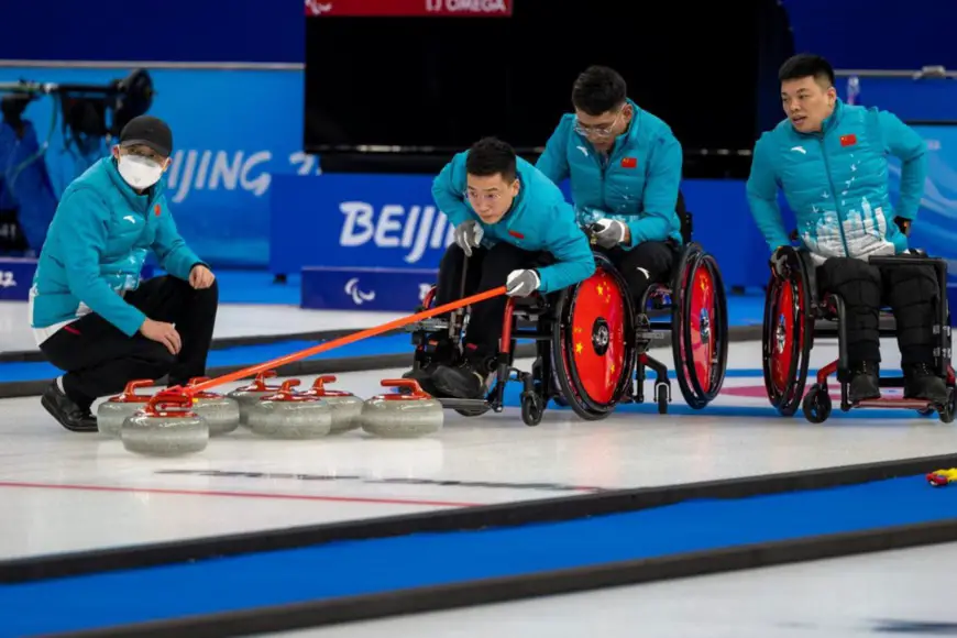 Members of China’s wheelchair curling team are in training for the Beijing 2022 Paralympic Winter Games at the “Ice Cube”, a venue converted from the National Aquatics Center, also known as the “Water Cube”, March 3, 2022. (Photo by Weng Qiyu/People’s Daily Online)
