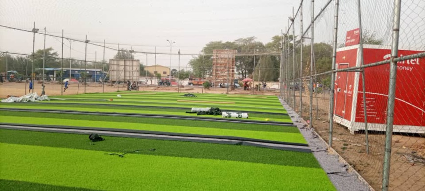 Tchad : Ahmat, l'unique technicien spécialisé en installation de pelouse synthétique