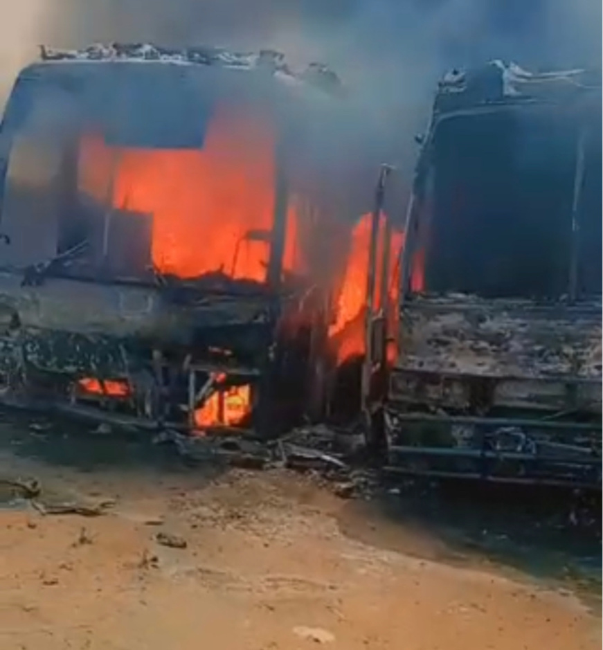Tchad : un incendie calcine deux bus de transport à Abéché Tchad : un incendie calcine deux bus de transport à Abéché