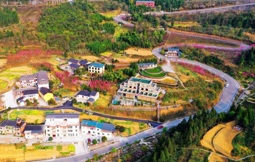 Photo shows winding country roads in Heishan township, Wansheng Economic and Technological Development Zone, southwest China’s Chongqing municipality. (Photo by Cao Yonglong/People’s Daily Online)