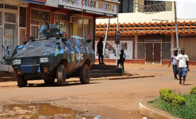 Une patrouille de la force africaine MISCA circule dans les rues de Bangui. AFP/SIA KAMBOU Une patrouille de la force africaine MISCA circule dans les rues de Bangui. AFP/SIA KAMBOU