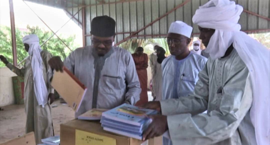 Tchad : un membre du CNT offre des manuels scolaires aux élèves de Faya