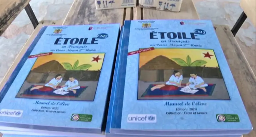 Tchad : un membre du CNT offre des manuels scolaires aux élèves de Faya