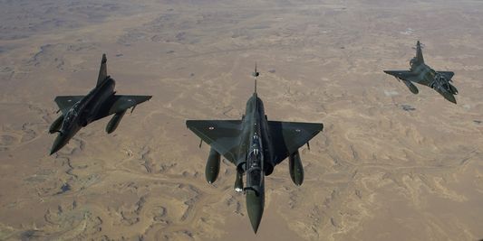 Des Mirage 2000 en vol vers le Tchad depuis leur base de Nancy, le 12 janvier 2013. | AP/Richard Nicolas-Nelson Des Mirage 2000 en vol vers le Tchad depuis leur base de Nancy, le 12 janvier 2013. | AP/Richard Nicolas-Nelson
