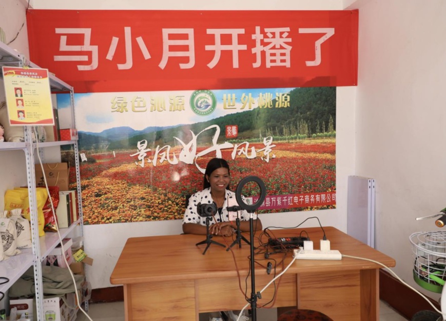 Ma Xiaoyue promotes local agricultural products via livestreaming. (Photo by Qiao Dong/People’s Daily Online)