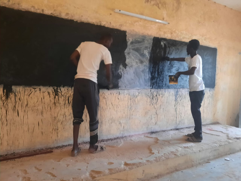 Tchad : des bénévoles redonnent vie aux tableaux dans les salles de classe d'Ati Tchad : des bénévoles redonnent vie aux tableaux dans les salles de classe d'Ati