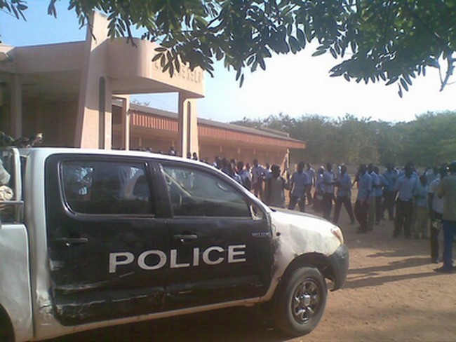 Une voiture de police lors de manifestations estudiantines. Crédit photo : Tchadpages