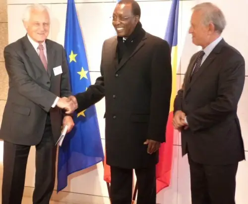 Le président Idriss Déby du Tchad rencontre les patrons du Medef à Paris, le 6 décembre 2012. Crédit Photo : © journaldutchad.com