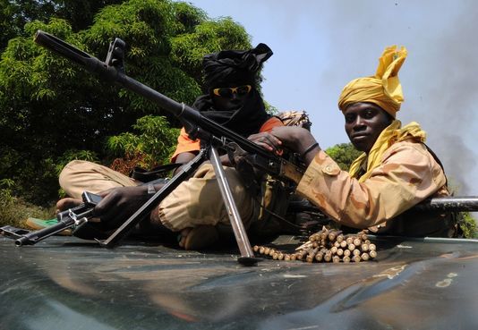Des rebelles de la Séléka, en janvier près de Damara. | AFP/SIA KAMBOU Des rebelles de la Séléka, en janvier près de Damara. | AFP/SIA KAMBOU