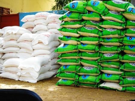 Les dons remis aux réfugiés de RCA par le chef de canton de Lila, Abdelkerim Charfadine. Alwihda Info/M.R. Les dons remis aux réfugiés de RCA par le chef de canton de Lila, Abdelkerim Charfadine. Alwihda Info/M.R.