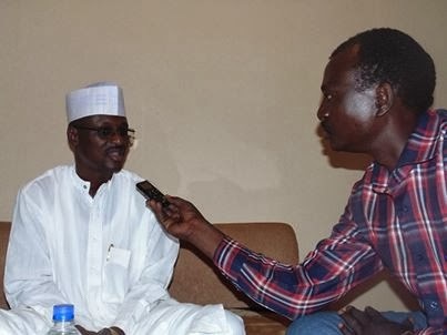 François Djékombé, interviewant Baba Ladé le 11.02.2014, N'Djamena