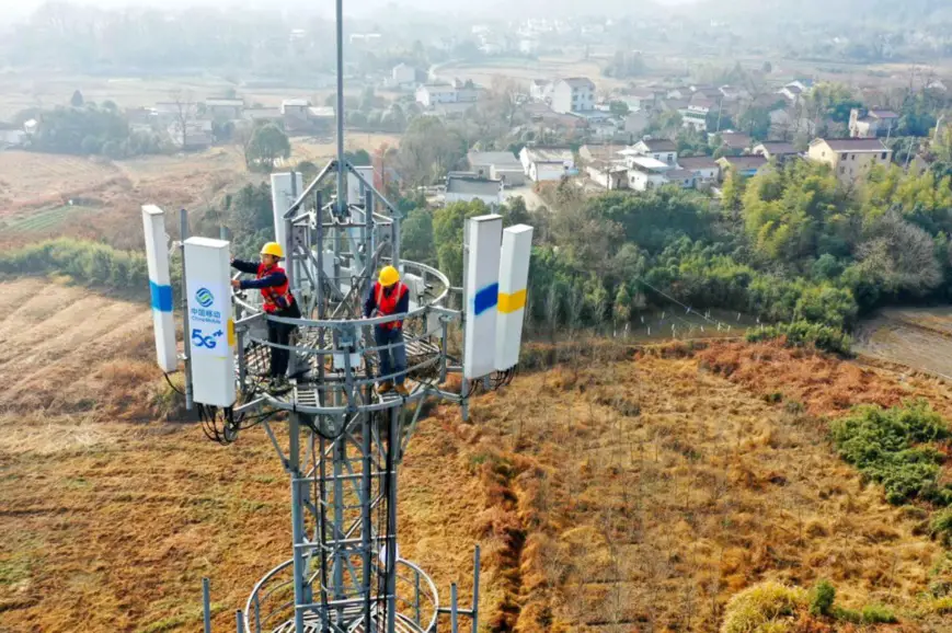 Network maintainers with the branch of China Mobile in Tongling city, east China’s Anhui province, test antennas of a 5G base station in Shuicun village, Zhongming township, Yi’an district of the city, Dec. 13, 2021. (Photo by Guo Shining/People’s Daily Online)