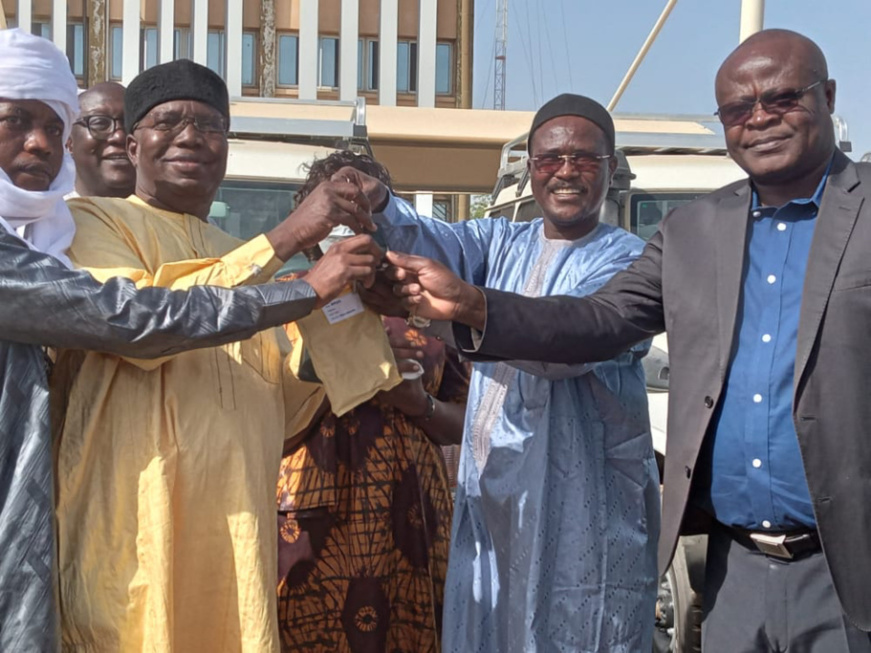 Tchad : la Banque mondiale remet 15 ambulances équipées au ministère de la santé