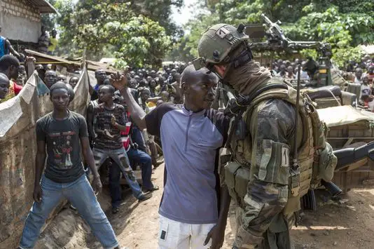 Un soldat français interpelle un anti-Balles Ak à Bangui. Crédit photo : Source