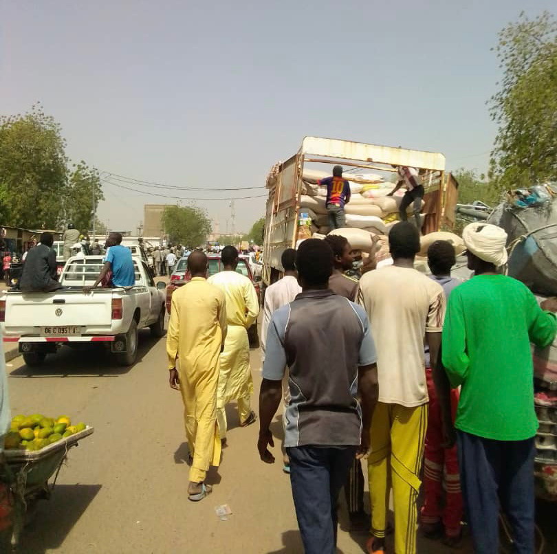 N'Djamena : circulation des gros-porteurs et opérations de déchargement ; paroles de sourds N'Djamena : circulation des gros-porteurs et opérations de déchargement ; paroles de sourds