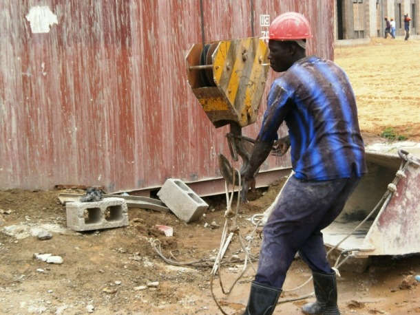 Jeune Tchadien dans un chantier chinois au Tchad © Photo : Mohamadou Houmfa - Rnw.nl