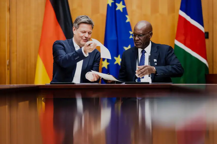 Robert Habeck, ministre des Affaires économiques et de l'Action pour le climat de la République fédérale d'Allemagne, et Tom Alweendo, ministre namibien de l'Énergie. © AEC