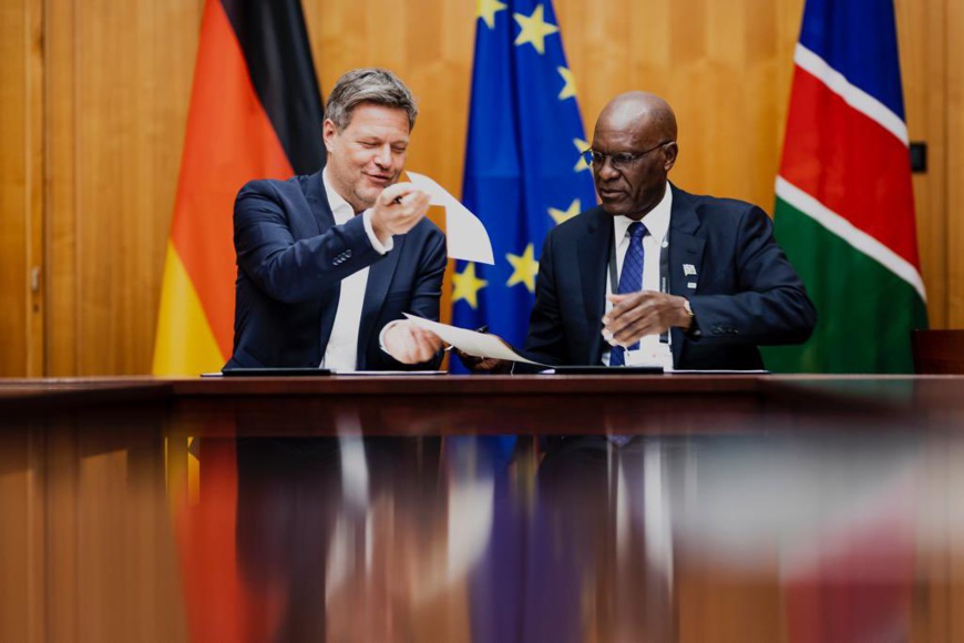 Robert Habeck, ministre des Affaires économiques et de l'Action pour le climat de la République fédérale d'Allemagne, et Tom Alweendo, ministre namibien de l'Énergie. © AEC Robert Habeck, ministre des Affaires économiques et de l'Action pour le climat de la République fédérale d'Allemagne, et Tom Alweendo, ministre namibien de l'Énergie. © AEC
