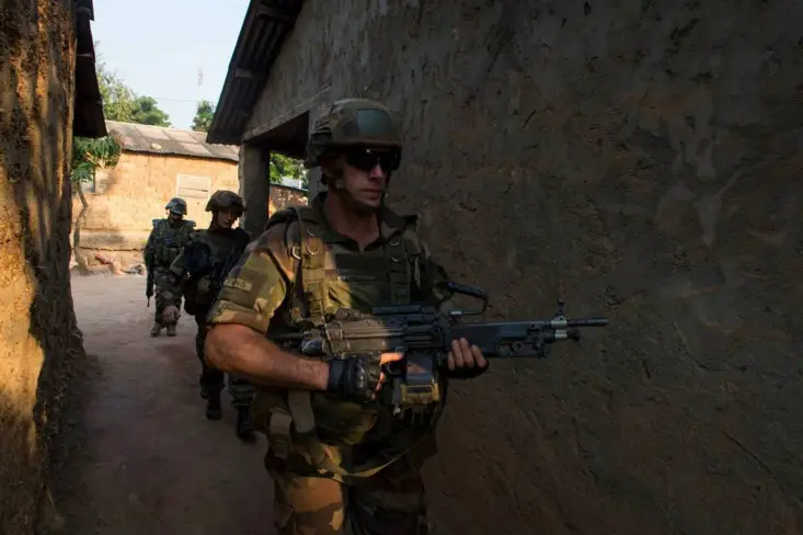 Une patrouille de soldats français à BanguI. (Crédit : Ema-ecpad.)