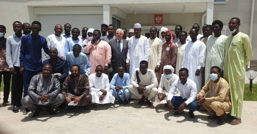 Les anciens étudiants tchadiens en visite chez l'ambassadeur de la Russie au Tchad. Les anciens étudiants tchadiens en visite chez l'ambassadeur de la Russie au Tchad.