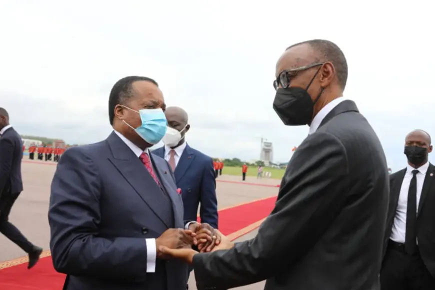 Poignée de mains entre Sassou N'Guesso et Paul Kagamé à l'aéroport international Maya-Maya